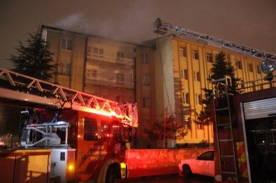 4 Katlı Binanın Çatı Katında Çıkan Yangın Paniğe Neden Oldu