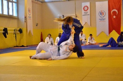 Adana'da Okullarası Gençler Judo Müsabakaları Tamamlandı