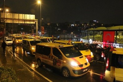 Dolmuşçular İstanbul'daki Terör Saldırısını Protesto Etti