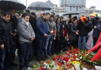 DOĞAN HABER AJANSı - Gazeteciler, Beşiktaş'taki Patlama Yerine Karanfil Bıraktı