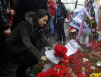 DOĞAN HABER AJANSı - Gazeteciler Şehitler İçin Karanfil Bıraktı