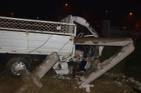 İSABEYLI - Kamyonet Beton Direğe Çarptı Açıklaması 1 Ölü 1 Yaralı