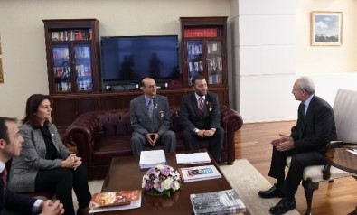 Kılıçdaroğlu, Gaziler Ve Şehit Aileleri Vakfı Başkanı Hüyük'ü Kabul Etti
