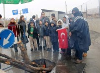 POLİS NOKTASI - Siirtli Öğrenciler Polise 'Cevşen' Verdi
