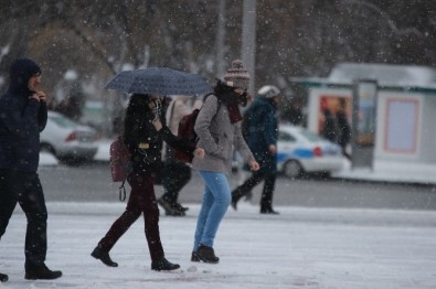 Kayseri Ve Yozgat'ta Kar Yağışı Hayatı Olumsuz Etkiledi