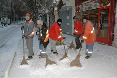 Nevşehir Belediyesi Ekipleri Kar Temizliği Yapıyor
