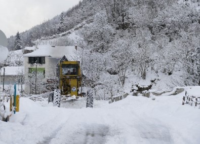 Trabzon'da 80 Mahalle Yolu Kar Nedeniyle Ulaşıma Kapalı
