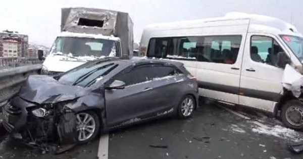 Rize’de 20 aracın karıştığı zincirleme trafik kazası: 8 yaralı
