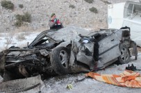 Buzlanan Yolda Kayan TIR Otomobil İle Çarpıştı Açıklaması 2 Ölü, 1 Yaralı Haberi