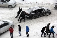 Erzurum'da Otomobiller Kara Saplandı