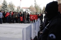 10 ARALıK - Eskişehir'de Üniversite Öğrencilerinden Polise Anlamlı Destek