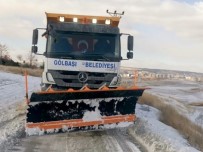 KAR KÜREME ARACI - Gölbaşı Belediyesi Kar Ve Buzla Mücadele Ekibi Yoğun Mesaiye Başladı