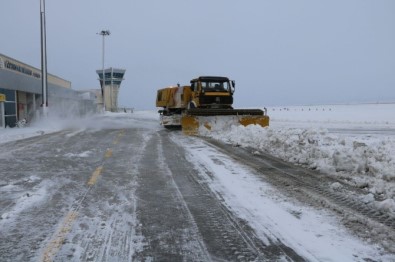 Iğdır Havalimanında Kar Temizleme Çalışması
