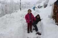 KARDAN ADAM - Şemdinli'de Kar Esareti Açıklaması İlçeye Ulaşımın Sağlandığı Tek Karayolu Kapandı
