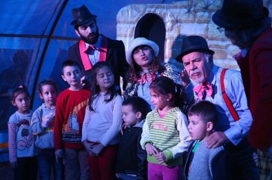 Çadır Tiyatrosu Buca'da Çocukları Eğlendiriyor