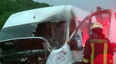 İçinde 15 Öğrenci Olan Servis Alev Aldı