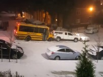 OKUL OTOBÜSÜ - Kayan Okul Otobüsü Araçlara Çarptı