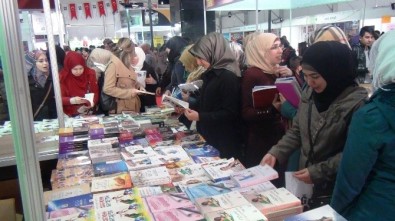Suriyeli Öğrenciler Kitap Fuarını Gezdi