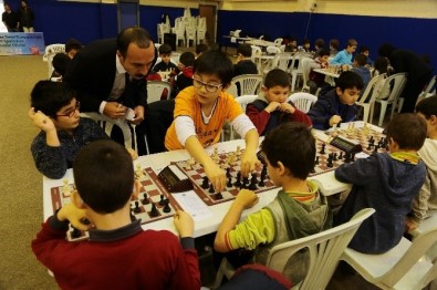 Ümraniye'de Genç Beyinler Satranç Turnuvasında Yarıştı