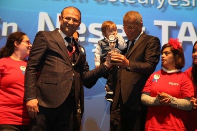Başkan Tarhan, Ödülünü Down Sendromlu Çocuklarla Birlikte Aldı
