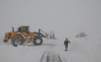 İŞ MAKİNASI - Karla Mücadele Ekibinin Zorlu Yol Açma Çalışması