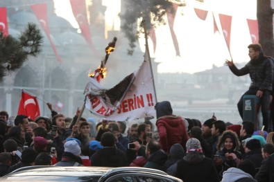 Öcalan, Demirtaş Ve Üstündağ Pankartlarını Ateşe Verdiler