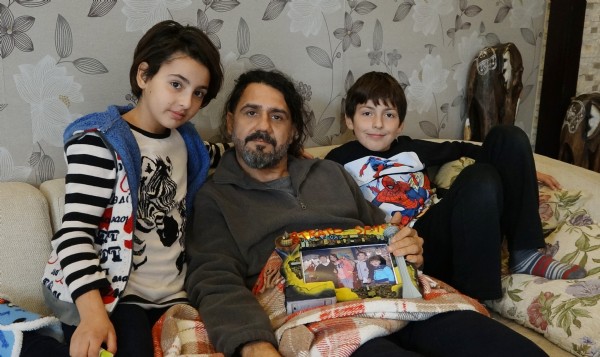 Bıçaklandığı anı kameraya çekti