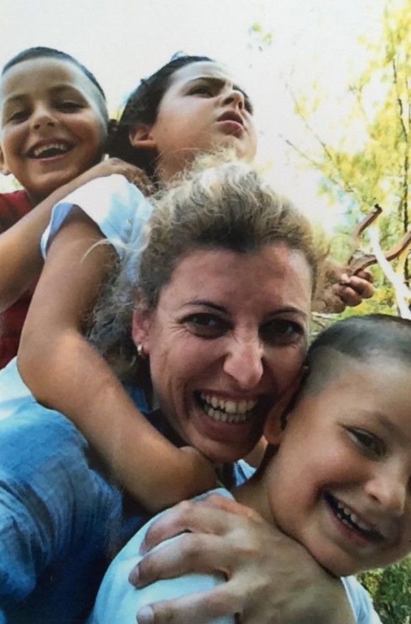 Bıçaklandığı anı kameraya çekti