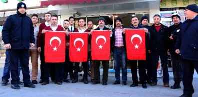 Aksaray Belediyesi Esnafa Bayrak Dağıtıyor