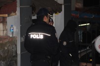 Meslektaşları Ve Yakınları Şehit Polisin Evinde