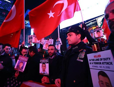New York Polisi Times Meydanı'nda İstanbul saldırısı şehitlerini andı