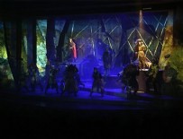 Perdeler dolu salona açıldı