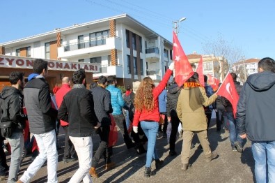 Yalova'da Vatandaşlar Dev Türk Bayrağı İle Yürüdü