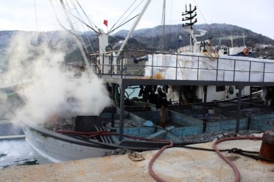 Açıkta Avlanan Teknede Çıkan Yangını İtfaiye Söndürdü