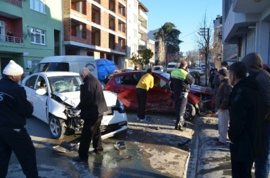 Bafra'da 2 Otomobil Çarpıştı Açıklaması 3 Yaralı