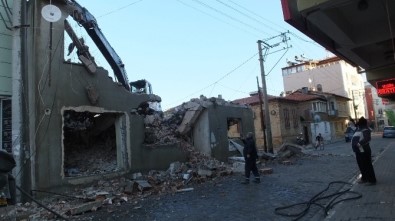 Burhaniye'de Eski Binalar Birer Birer Yıkılıyor