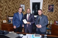 ROMAN YAZARI - Genç Yazardan Başkan Üzülmez'e Ziyaret