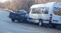 Kamyonet Yolcu Minibüsüne Çarptı Açıklaması 8 Yaralı