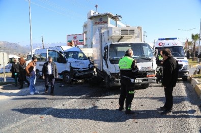 Milas'ta Trafik Kazası Açıklaması 2 Yaralı