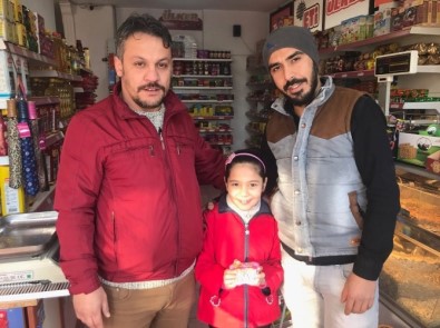 Minik Nesibe Halep İçin Kumbarasını Bağışladı