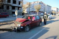Otomobil, Park Halindeki TIR'a Çarptı Açıklaması 2 Yaralı