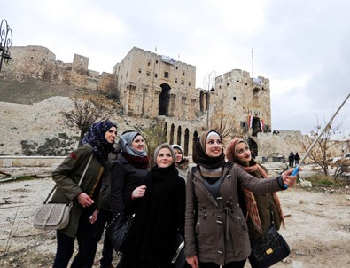 Şam’dan Halep'e gelen turistler yıkıntılar arasında poz verdi