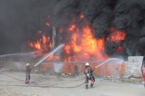 BAYRAMPAŞA BELEDİYESİ - Bakan Yangından Zarar Gören Esnafa Müjdeyi Verdi