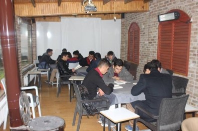 Karaman'da Gençler Kıraathanelerde Buluşup Kitap Okuyor