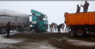 Kars'ta Digor Yolunda Kayan Tır Trafiği Durdurdu