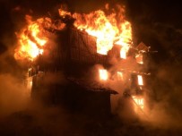 İKIZÖREN - Kastamonu'da Üç Katlı Ahşap Bina Tamamen Yandı