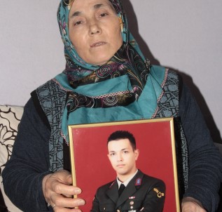 Kaybolan Askerin Annesi İyi Haber Bekliyor