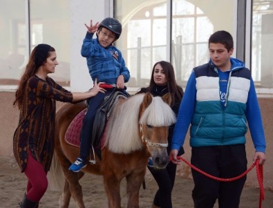 Küçük Talha Engelleri 'Atlı' Terapiyle Aşıyor