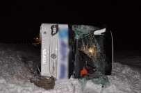 Minibüs İle Yolcu Otobüsü Şarampole Devrildi Açıklaması 33 Yaralı