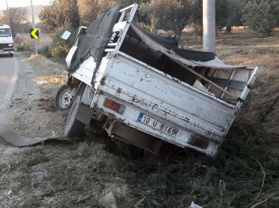 Balıkesir' De Zeytin İşçilerini Taşıyan Kamyonet Kaza Yaptı Açıklaması 11 Yaralı.